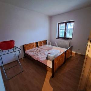 Samostojeća kuća s velikom okućnicom - Njivice, otok Krk