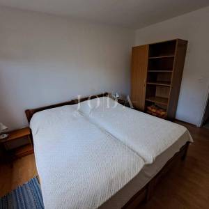 Samostojeća kuća s velikom okućnicom - Njivice, otok Krk