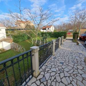 Samostojeća kuća s velikom okućnicom - Njivice, otok Krk