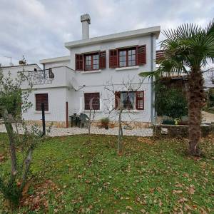 Samostojeća kuća s velikom okućnicom - Njivice, otok Krk