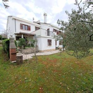 Samostojeća kuća s velikom okućnicom - Njivice, otok Krk