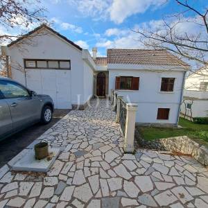 Samostojeća kuća s velikom okućnicom - Njivice, otok Krk