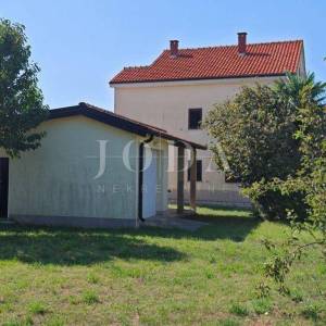 Samostojeća kuća sa 3 stambene jedinice,POREČ okolica