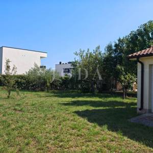 Samostojeća kuća sa 3 stambene jedinice,POREČ okolica