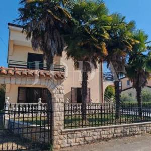 Samostojeća kuća sa 3 stambene jedinice,POREČ okolica