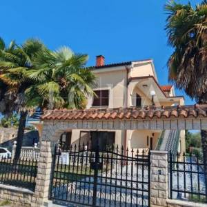 Samostojeća kuća sa 3 stambene jedinice,POREČ okolica