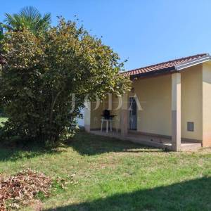 Samostojeća kuća sa 3 stambene jedinice,POREČ okolica
