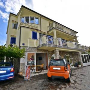 Samostojeća kuća sa pet apartmana i poslovnim prostorom