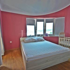Samostojeća kuća sa pet apartmana i poslovnim prostorom