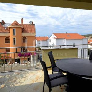 Samostojeća kuća sa pet apartmana i poslovnim prostorom