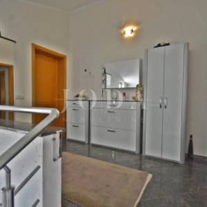 Samostojeća kuća sa pet apartmana i poslovnim prostorom