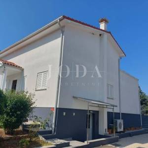 Samostojeća kuća sa uređenom okućnicom,okolica POREČA