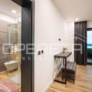 Samostojeća moderna kuća s pogledom na more, Maslenica