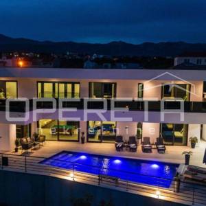 Samostojeća moderna kuća s pogledom na more, Maslenica