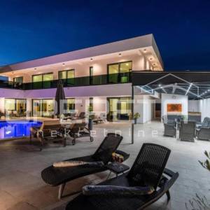 Samostojeća moderna kuća s pogledom na more, Maslenica