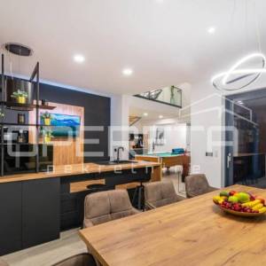 Samostojeća moderna kuća s pogledom na more, Maslenica