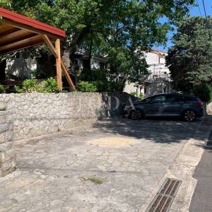 Samostojeća obiteljska kuća s velikom okućnicom, otok Krk