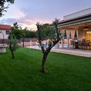 Samostojeća villa s bazenom na mirnoj lokaciji