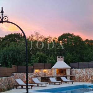 Samostojeća villa s bazenom na mirnoj lokaciji