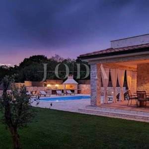 Samostojeća villa s bazenom na mirnoj lokaciji