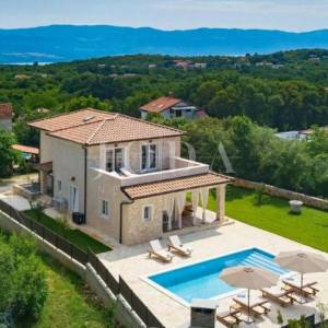 Samostojeća villa s bazenom na mirnoj lokaciji