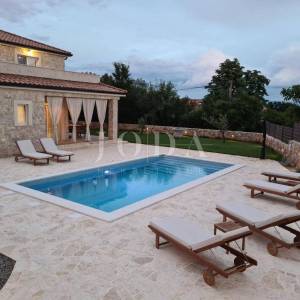 Samostojeća villa s bazenom na mirnoj lokaciji