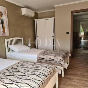 Samostojeća villa s bazenom na mirnoj lokaciji