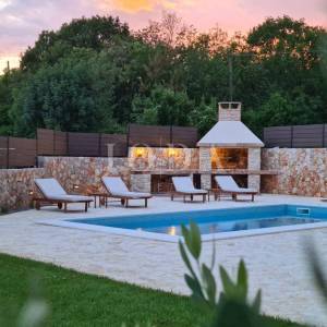 Samostojeća villa s bazenom na mirnoj lokaciji
