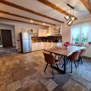 Samostojeća villa s bazenom na mirnoj lokaciji