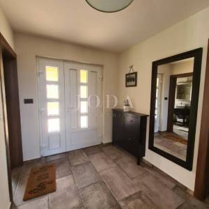 Samostojeća villa s bazenom na mirnoj lokaciji