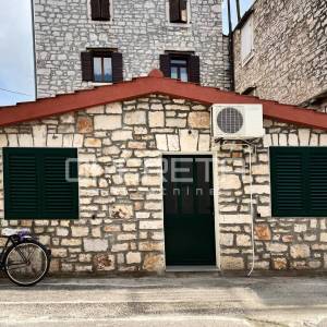 Šarm starine i blizina mora – kamena kuća u srcu Milne