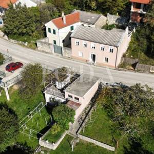 Šarmantna kuća s pogledom na more u mirnom zaleđu Crikvenice