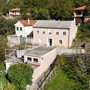 Šarmantna kuća s pogledom na more u mirnom zaleđu Crikvenice