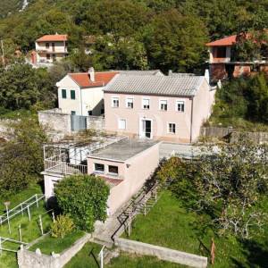 Šarmantna kuća s pogledom na more u mirnom zaleđu Crikvenice