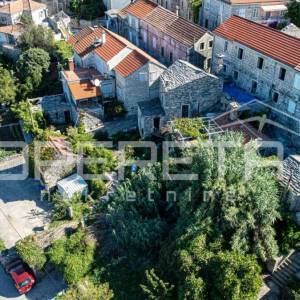 Šarmantne kamene kuće za obnovu u srcu Žrnova, Korčula