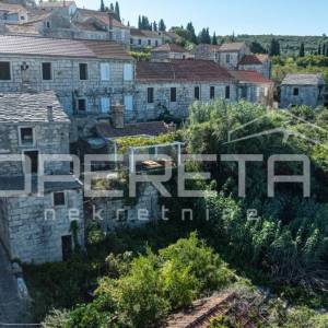 Šarmantne kamene kuće za obnovu u srcu Žrnova, Korčula