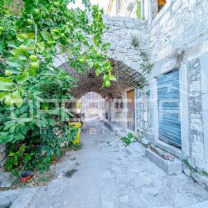 Šarmantne kamene kuće za obnovu u srcu Žrnova, Korčula