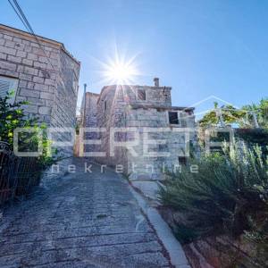 Šarmantne kamene kuće za obnovu u srcu Žrnova, Korčula