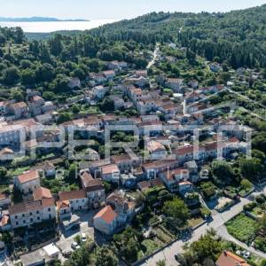 Šarmantne kamene kuće za obnovu u srcu Žrnova, Korčula