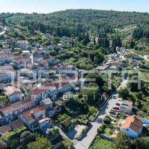 Šarmantne kamene kuće za obnovu u srcu Žrnova, Korčula