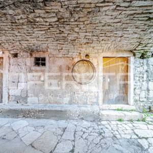 Šarmantne kamene kuće za obnovu u srcu Žrnova, Korčula