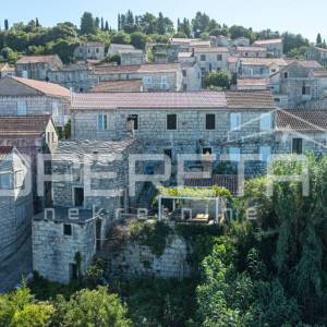 Šarmantne kamene kuće za obnovu u srcu Žrnova, Korčula
