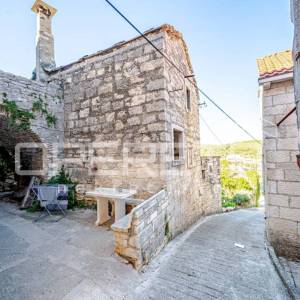 Šarmantne kamene kuće za obnovu u srcu Žrnova, Korčula