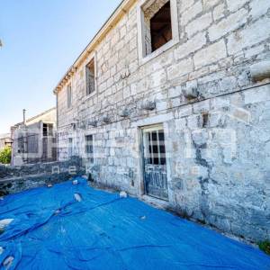 Šarmantne kamene kuće za obnovu u srcu Žrnova, Korčula