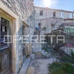 Šarmantne kamene kuće za obnovu u srcu Žrnova, Korčula