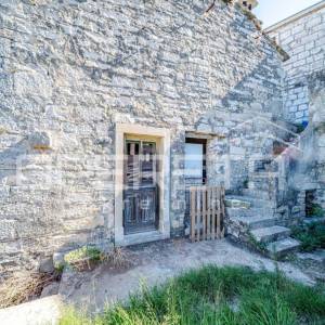 Šarmantne kamene kuće za obnovu u srcu Žrnova, Korčula