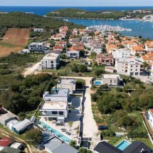 Savršena obiteljska kuća s bazenom u Banjolama, blizu plaže i prirode
