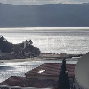 Selce, izvanredna lokacija, izniman stan: sjajna prilika za život uz obalu