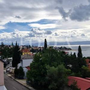 Selce, izvanredna lokacija, izniman stan: sjajna prilika za život uz obalu