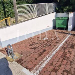 Selce, izvanredna lokacija, izniman stan: sjajna prilika za život uz obalu